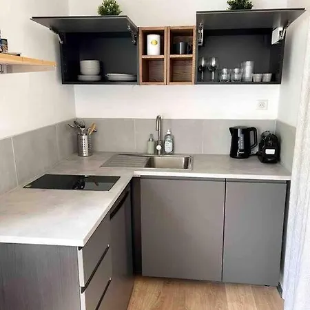 T2 Renove Avec Place Parking Privee Et Vue Degagee A Appartement