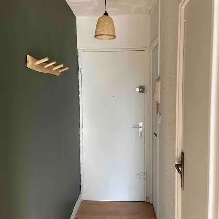 Appartement T2 Renove Avec Place Parking Privee Et Vue Degagee A *